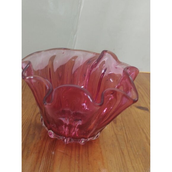 Anthony Rossi Hand Blown Glass Fluted Edge Cranberry Bowl 6" x 6" x 4.5" Canada - Picture 3 of 12